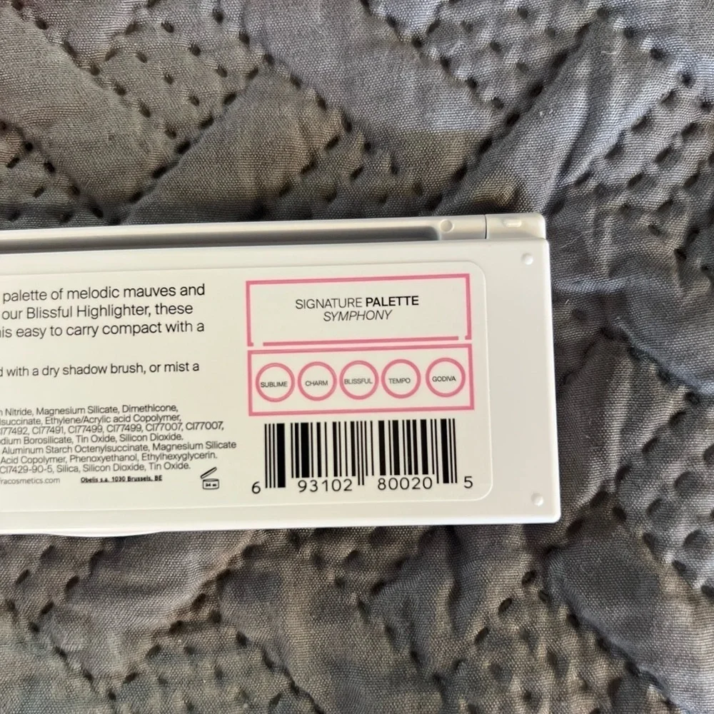 OFRA Signature eyeshadow palette​​​​
